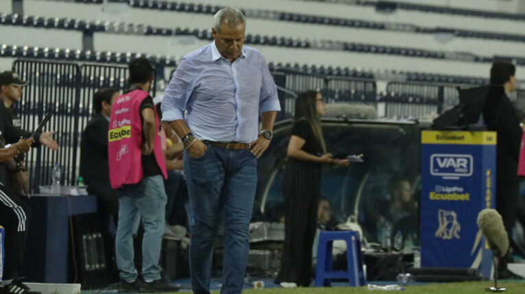 El director técnico de Emelec, Hernán Torres, durante el partido ante Universidad Católica por la Fecha 11 de la LigaPro, el domingo 5 de mayo de 2024.