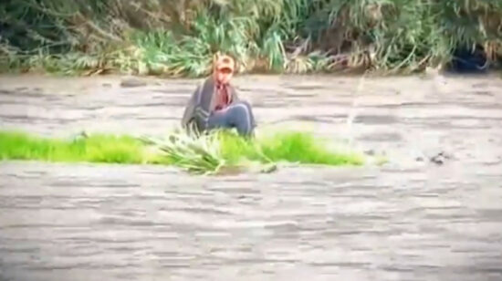 Un adolescente quedó atrapado en medio del río tras la crecida del afluente en Chambo, Chimborazo, el 5 de mayo de 2024.