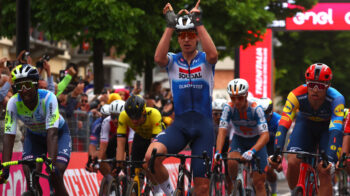 Tim Merlier festeja su victoria en ta Etapa 3 del Giro de Italia, el 6 de mayo de 2024. 