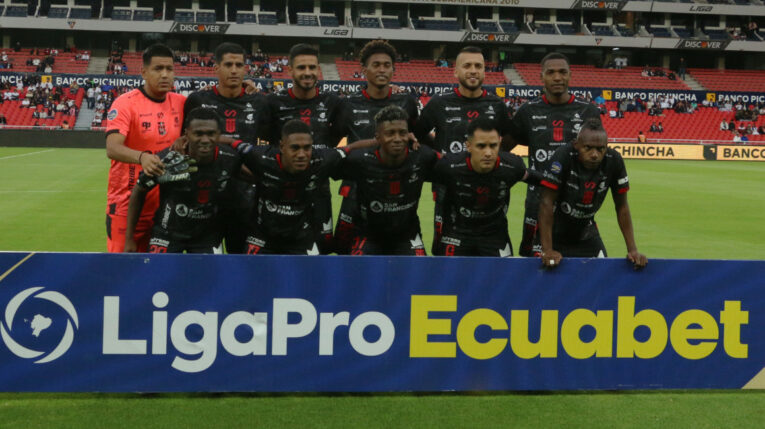 Jugadores de Técnico Universitario en el partido ante Liga de Quito, 27 de abril de 2024.