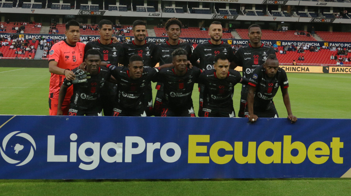 Jugadores de Técnico Universitario en el partido ante Liga de Quito, 27 de abril de 2024.