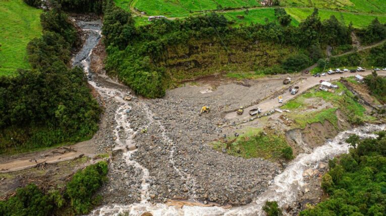 Un aluvión afectó la vía Cuenca-Molleturo-El Empalme, en Sayausí, el 4 de mayo de 2024.