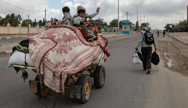 Palestinos dejan la localidad de Rafah, luego de que fallaron las negociaciones entre Hamás e Israel.