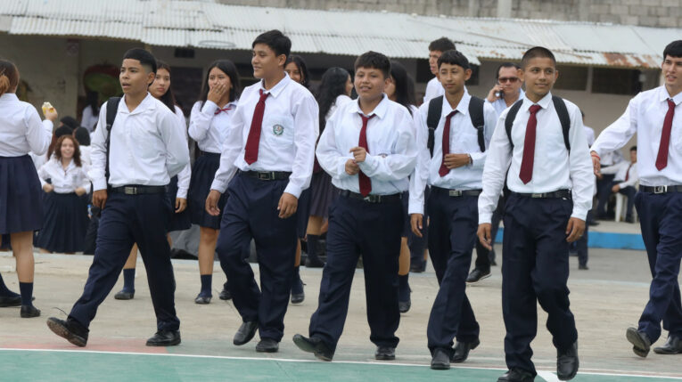 Un grupo de jóvenes llega a la unidad educativa Vergeles, en Guayaquil, en el regreso a clases, el 6 de mayo de 2024.