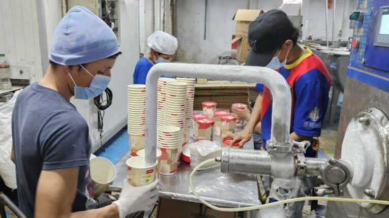 Trabajadores de la planta de helados clausurada en Guayaquil, el 6 de mayo de 2024.