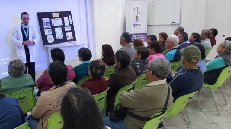 Pensionistas del IESS reciben una charla sobre sarcopenia en el Centro de Especialidades Eloy Alfaro, abril de 2024. 