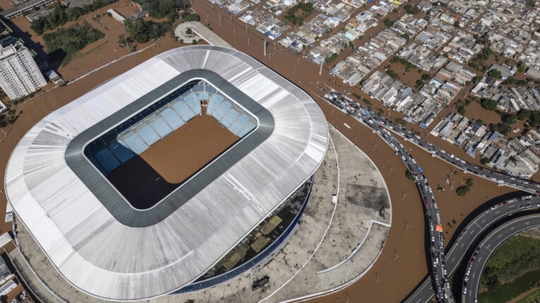 Fotografía aérea tomada con dron del estadio Arena do Grêmio este domingo 5 de mayo de 2024, en la ciudad de Porto Alegre (Brasil).