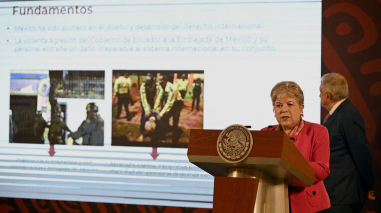 La canciller de Mëxico, Alicia Bárcena, cuando expuso la denuncia contra Ecuador, tras la irrupción en la Embajada mexicana en Quito, abril de 2024.
