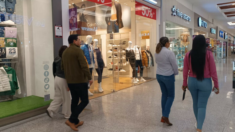 Imagen referencial de clientes en un centro comercial del norte de Quito, mayo de 2024. 