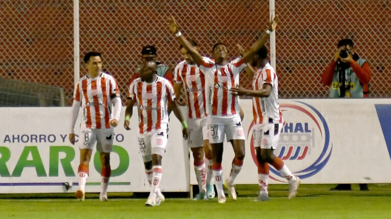 Técnico Universitario celebra su gol ante Imbabura, por LigaPro, este 6 de mayo de 2024.