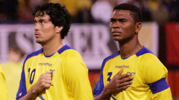 Jaime Ivan Kaviedes e van Hurtado cantan el himno nacional antes de un partido amistoso ante Colombia, el 24 de mayo de 2006.