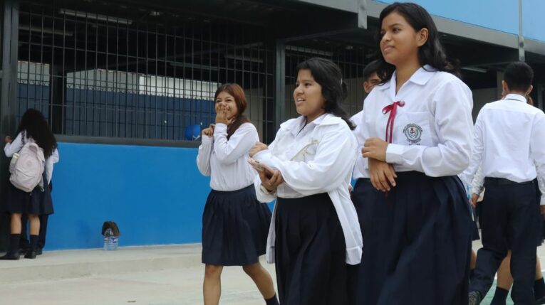 Inauguración del año lectivo de la región Costa en la Unidad Educativa Vergeles, en el norte de Guayaquil, el 6 de mayo de 2024.