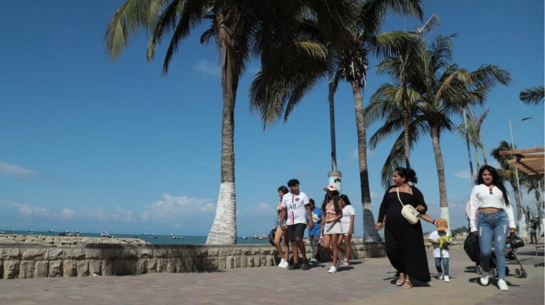 Turistas caminan en La Libertad, Santa Elena, durante el feriado de Carnaval, el 7 de febrero de 2024.