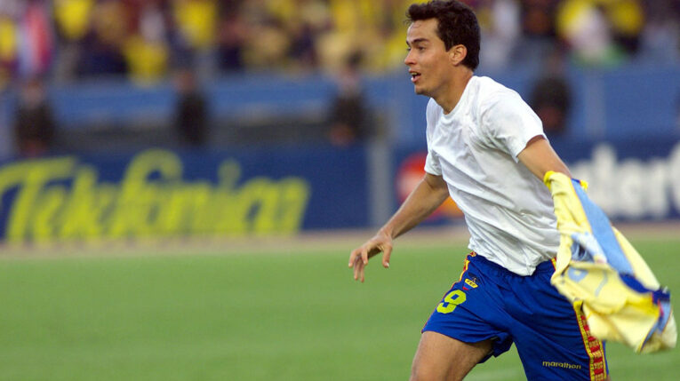 Jaime Ivan Kaviedes festeja el primer gol de Ecuador contra Uruguay, en Quito, el 07 de noviembre de 2001. 