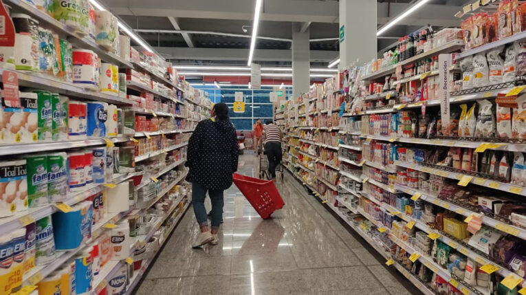 Imagen referencial de compradores en un supermercado de Quito.