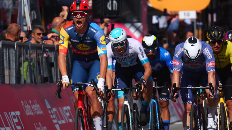 El italiano Jonathan Milan festeja su victoria en la Etapa 4 del Giro de Italia, el 7 de mayo de 2024. 