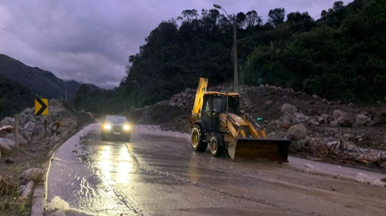 Maquinaria realiza limpieza en la vía Cuenca-Molleturo- El Empalme, tras los aluviones del 4 de mayo de 2024.