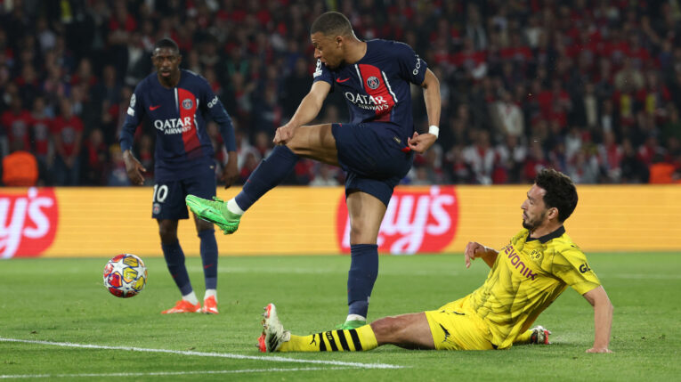 Kylian Mbappé protagoniza una jugada en el duelo frente al Borussia Dortmund, por la semifinal de vuelta de Champions League, este 7 de mayo de 2024.