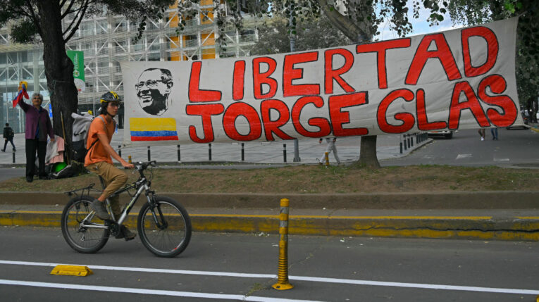 Una pancarta en favor de Jorge Glas, afuera de la Corte Nacional de Justicia cuando se discutía su habeas corpus, el pasado abril de 2024.