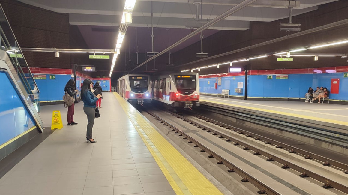 Dos trenes del Metro de Quito en la Estación El Ejido, el 7 de mayo de 2024.