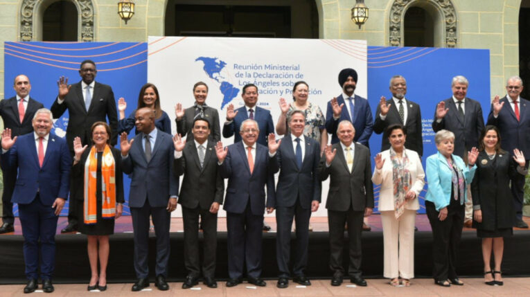Autoridades de varios países del continente posan para la fotografía oficial de la cumbre migratoria en Guatemala, el 7 de mayo de 2024.