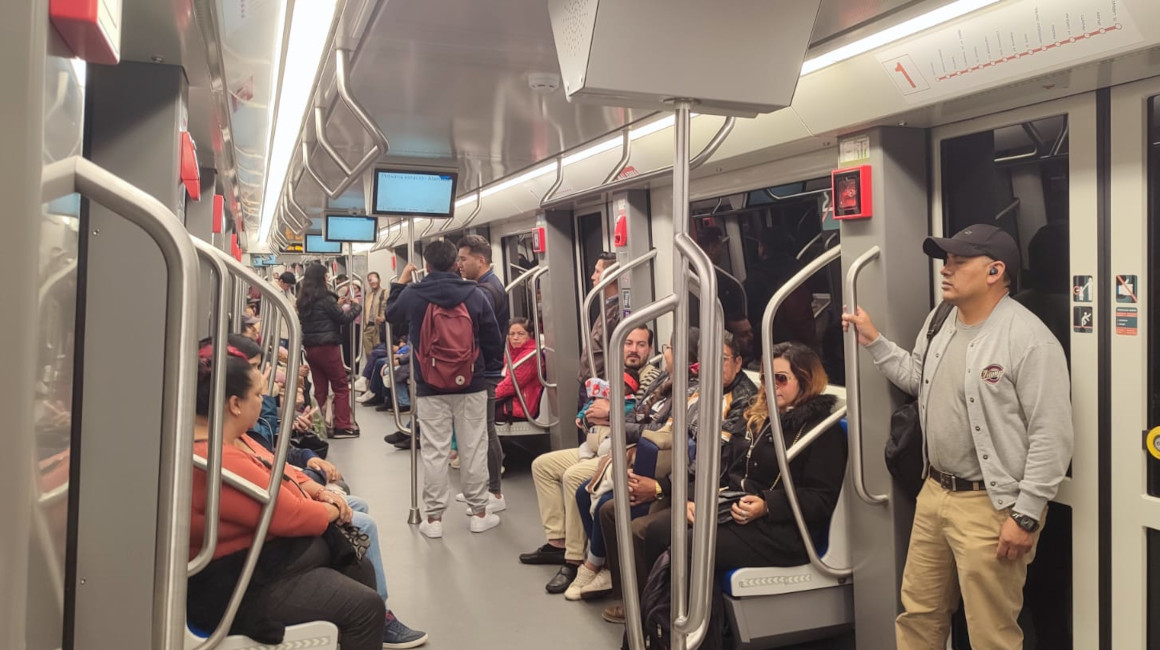 Usuarios viajan en un tren del Metro de Quito, el 7 de mayo de 2024.