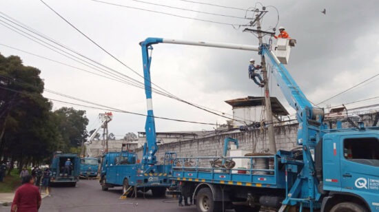Imagen referencial de trabajadores de la Empresa Eléctrica Quito en labores operativas, abril de 2024. 