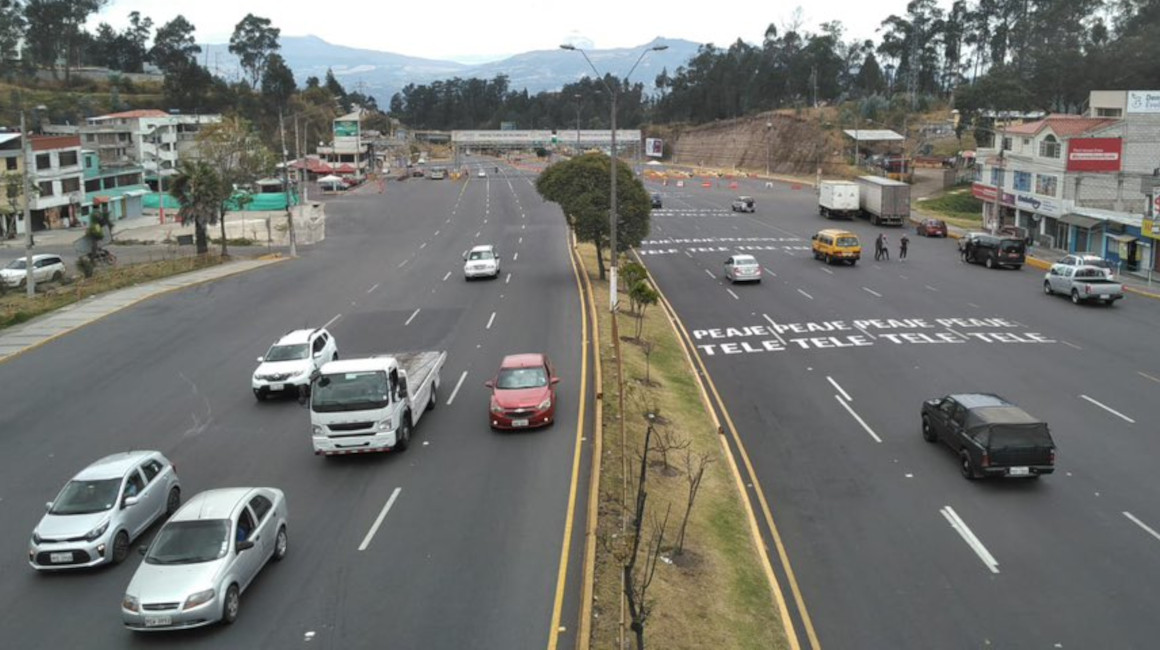 Vehículos circulan por la Autopista General Rumiñahui, el 20 de septiembre de 2023.
