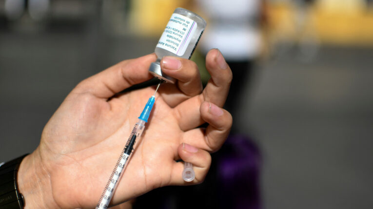 Imagen referencial de una enfermera administrando una vacuna de AstraZeneca en Guatemala, el 22 de febrero de 2022.