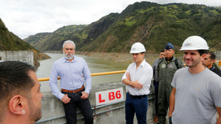 El presidente Daniel Noboa (centro), en el recorrido de la hidroeléctrica en Mazar, Azuay, el 7 de mayo de 2024.