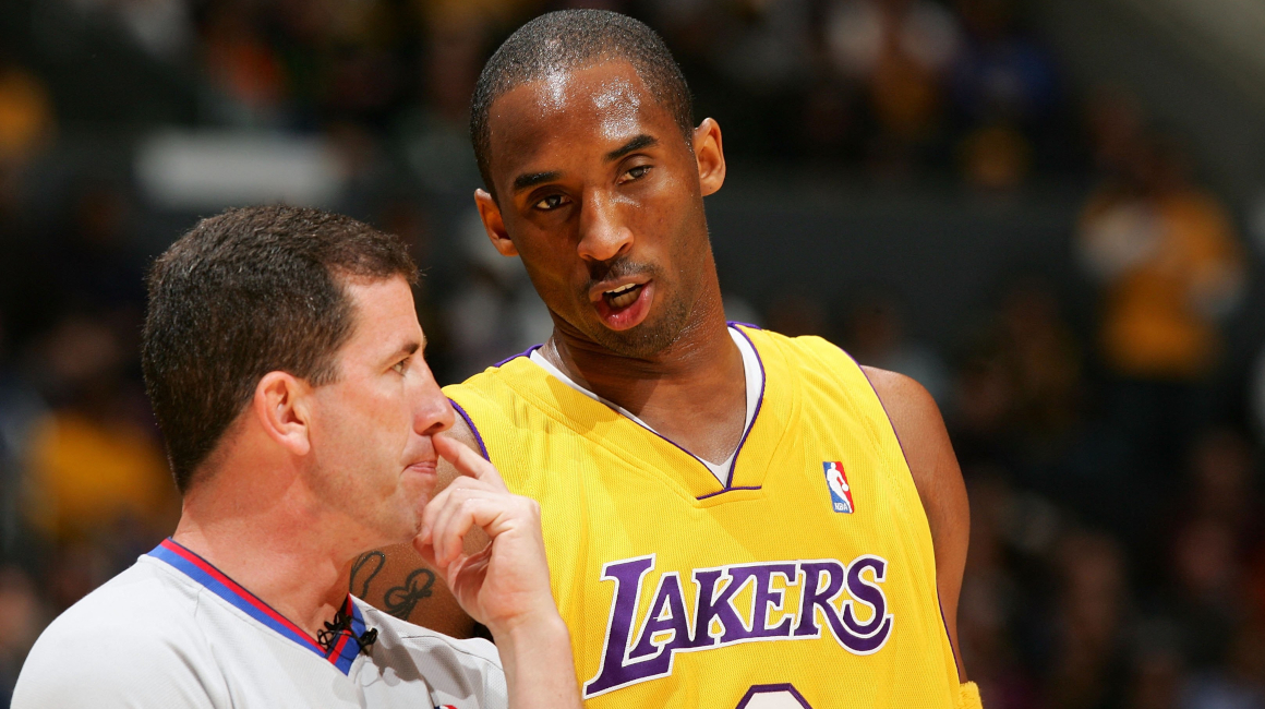 El árbitro Tim Donaghy junto al basquetbolista Kobe Bryant.