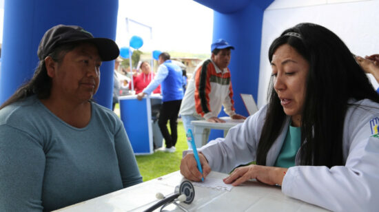 Profesionales de enfermería del IESS brindan atención a adultos mayores en el sur de Quito, 2 de mayo de 2024. 