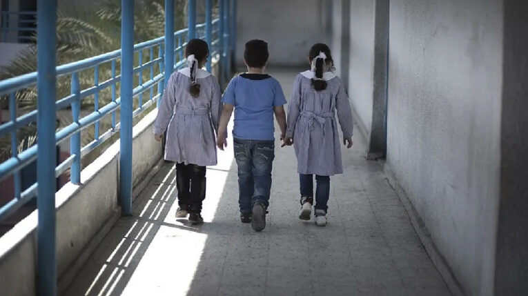 Unos niños caminan por el pasillo de su escuela en una imagen de archivo.