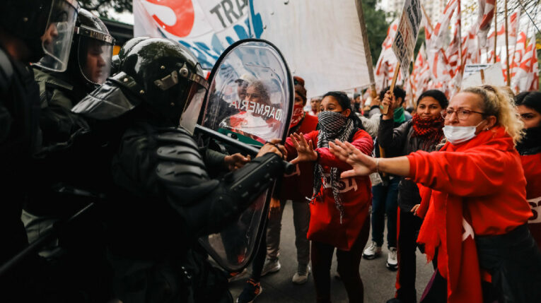 Manifestantes discuten con policías durante un piquete convocado por la Unión de Trabajadores de la Economía Social (UTEP) el 7 de mayo de 2024 en Vicente López, Buenos Aires (Argentina).