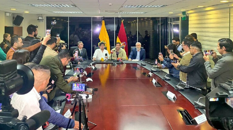 El ministro encargado de Energía, Roberto Luque, junto a otros funcionarios del Gobierno, en rueda de prensa el 7 de mayo de 2024.