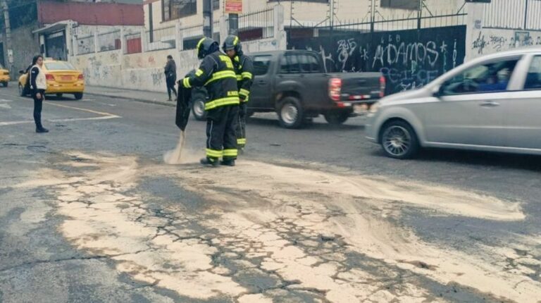 Quito: Cerrado un tramo de la Mariscal Sucre, sector El Condado, por derrame de diésel
