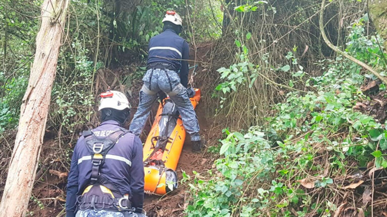 Efectivos del Cuerpo de Agentes de Control rescatan un cadáver en Quito.
