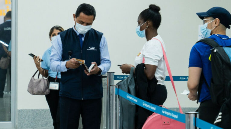Imagen referencial de personas saliendo del país desde el aeropuerto de Guayaquil, enero de 2023.