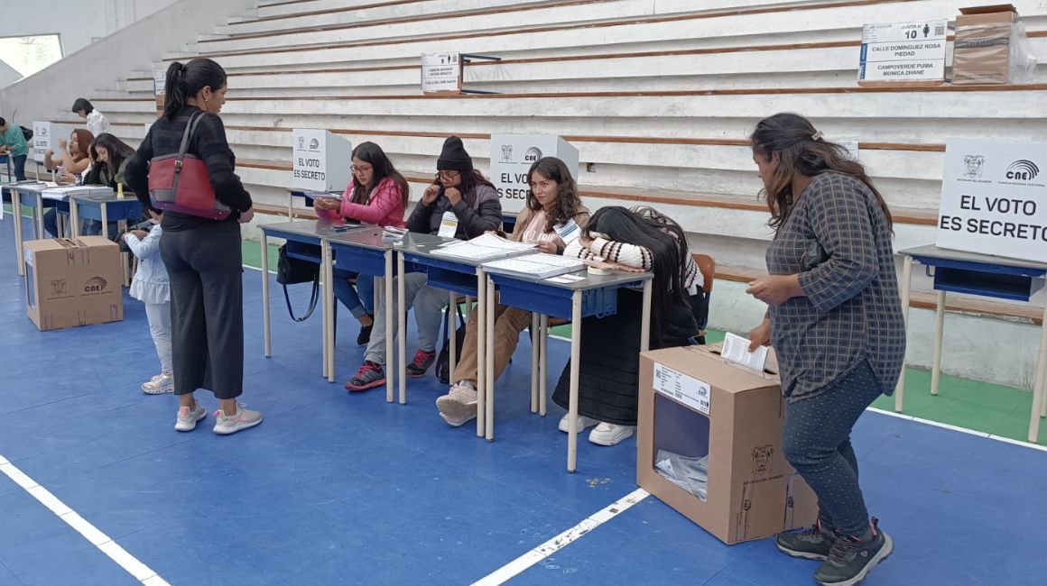 Votantes acuden a sufragar en la consulta popular del 21 de abril de 2024, en un recinto electoral de Cuenca.