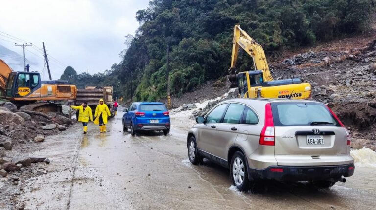 La vía que conecta a Cuenca con Guayaquil será habilitada tras limpieza de aluviones