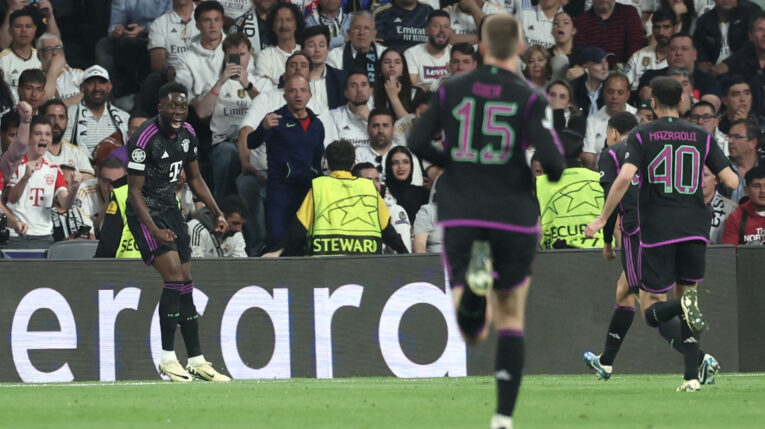 Alphonso Davies celebra su gol ante el Real Madrid, en la semifinal de vuelta de Champions League, este 8 de mayo de 2024.