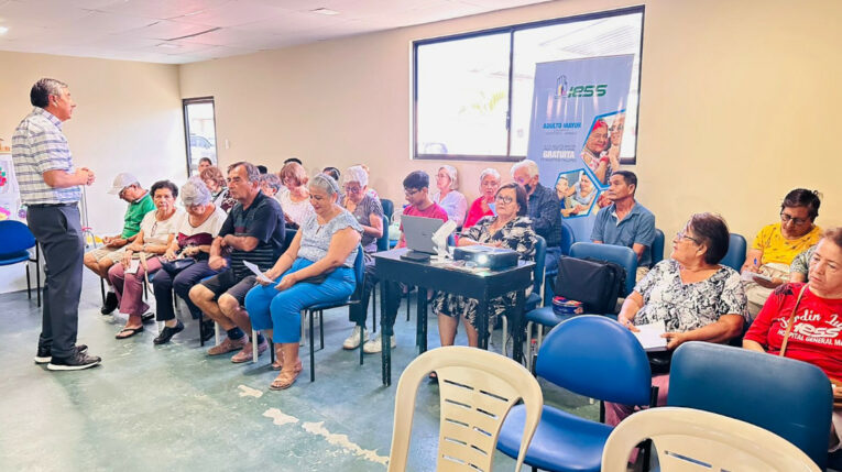 Jubilados del IESS reciben charla sobre ansiedad y depresión en un centro de salud del IESS en Manabí, mayo de 2024. 