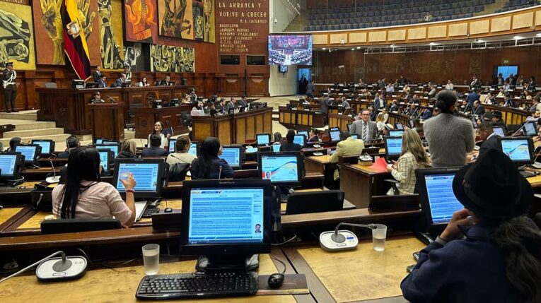 La Asamblea sumo 101 votos para ratificarse en los textos vetados por el presidente Daniel Noboa.