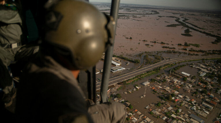 Un militar observa desde un helicóptero las calles inundadas de Porto Alegre, Rio Grande do Sul, Brasil, el 8 de mayo de 2024. 