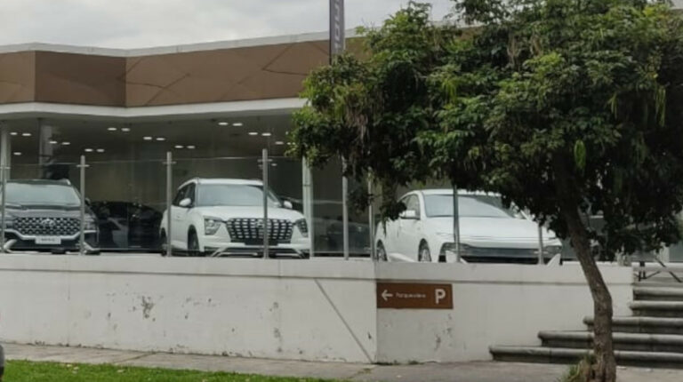 Las ventas de carros en Ecuador se desplomaron en abril por el alza del IVA