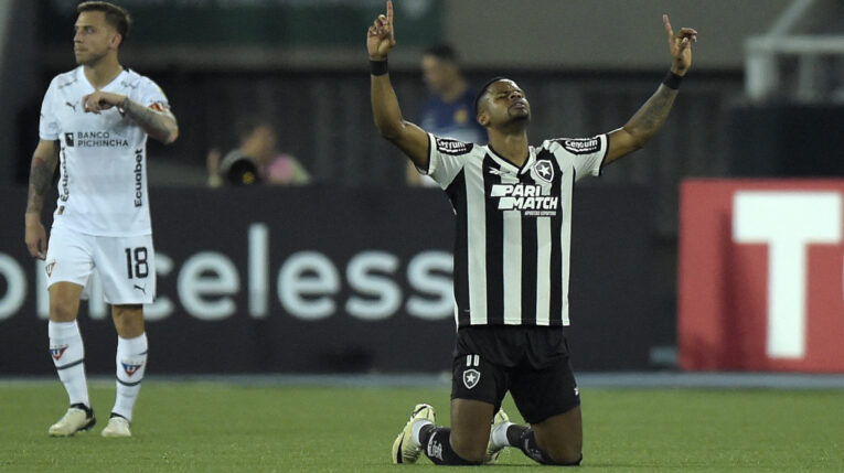 Junior Santos festeja el gol para la victoria de Botafogo ante Liga de Quito, por la Copa Libertadores, el 8 de mayo de 2024.