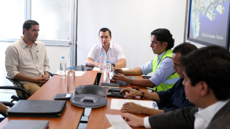 El presidente Daniel Noboa en una reunión con funcionarios el 7 de mayo de 2024.