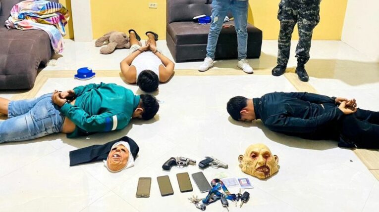 Detenidos en uno de los allanamientos del operativo Cero Impunidad, ejecutado por la Fuerza de Investigación Anticriminal, el 9 de mayo de 2024.