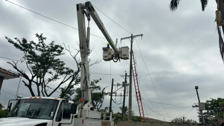 Un camión con técnicos de CNEL EP en trabajos de reparación en Guayas, el 6 de mayo de 2024.