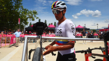 Jhonatan Narváez toma su bicicleta, antes de la Etapa 6 del Giro de Italia, el 9 de mayo de 2024. 